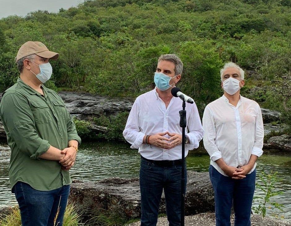 Nuevo ministro de Ambiente, Carlos Correa (centro)