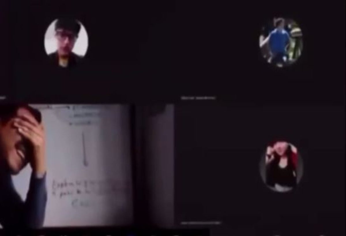 Joven descubierto en la cama en clase virtual