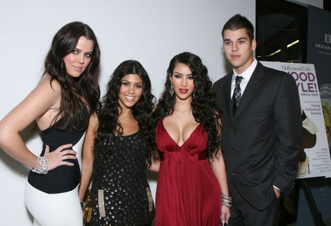 Khloe, Kourtney, Kimberly y Robert Kardashian en el estreno de Keeping up with the Kardashians, en 2007