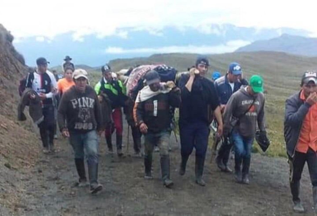 Los amigos de Andrés Parra intentando salvar su vida tras accidentarse con una motosierra.
