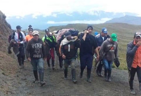 Los amigos de Andrés Parra intentando salvar su vida tras accidentarse con una motosierra.