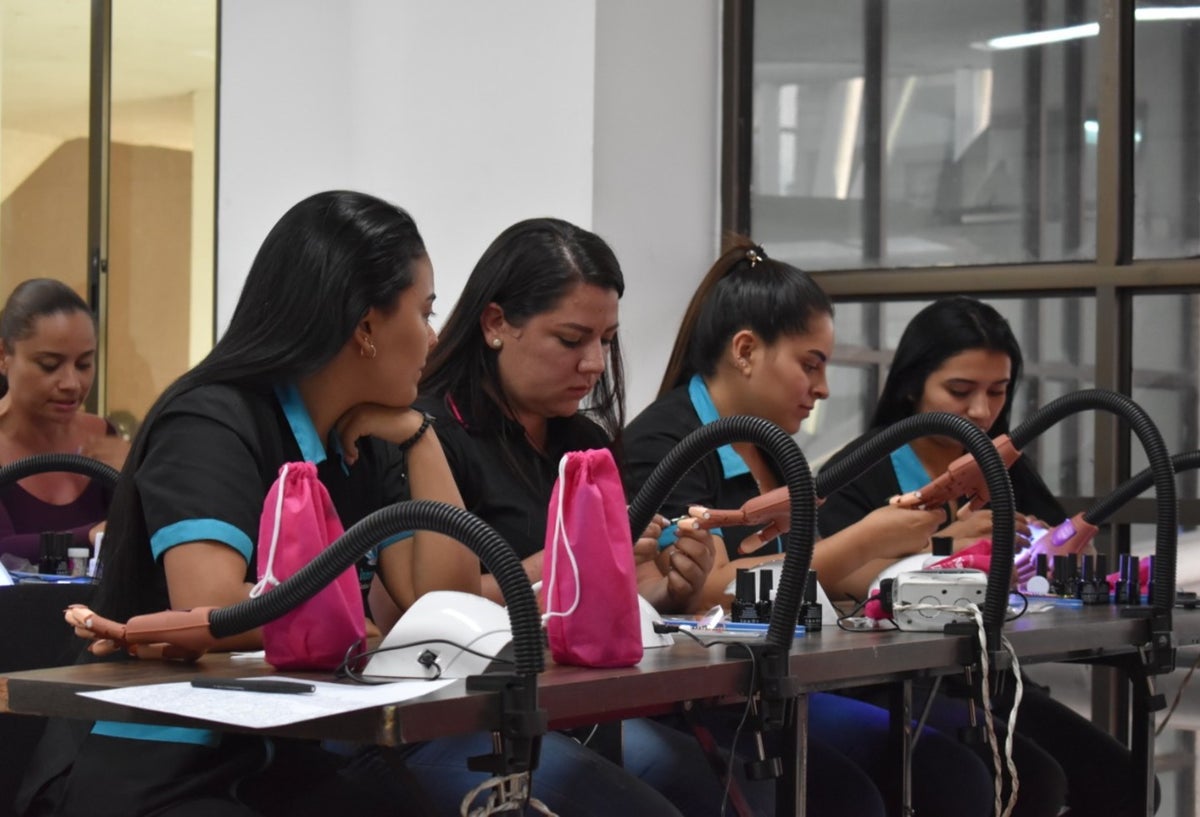 Mujeres aprenden técnicas de manicure