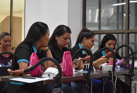 Mujeres aprenden técnicas de manicure