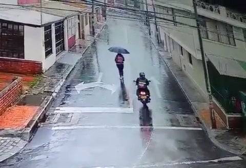 Hombre manosea a mujer en Bogotá