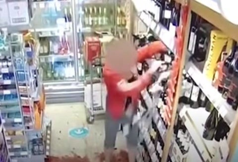 Mujer destroza una tienda porque le piden respetar normas de bioseguridad