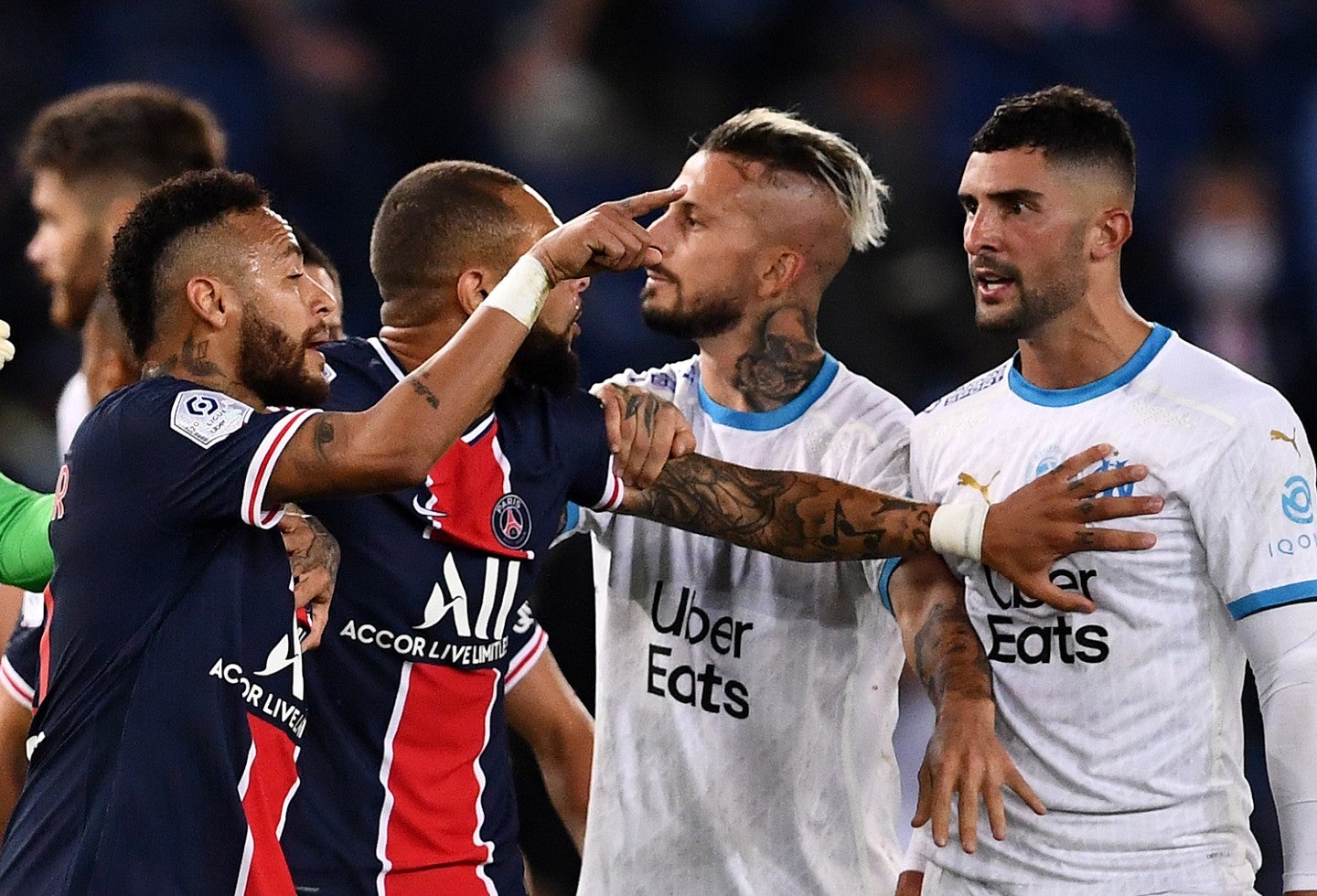Neymar se enfrenta con Álvaro González
