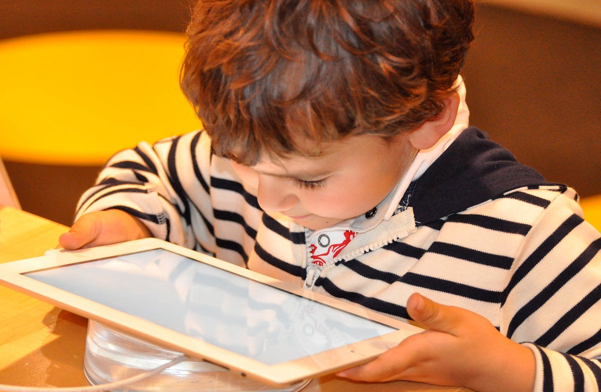Niño usando una tablet