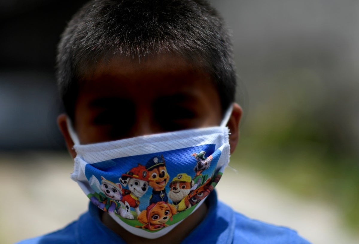 Niño con tapabocas