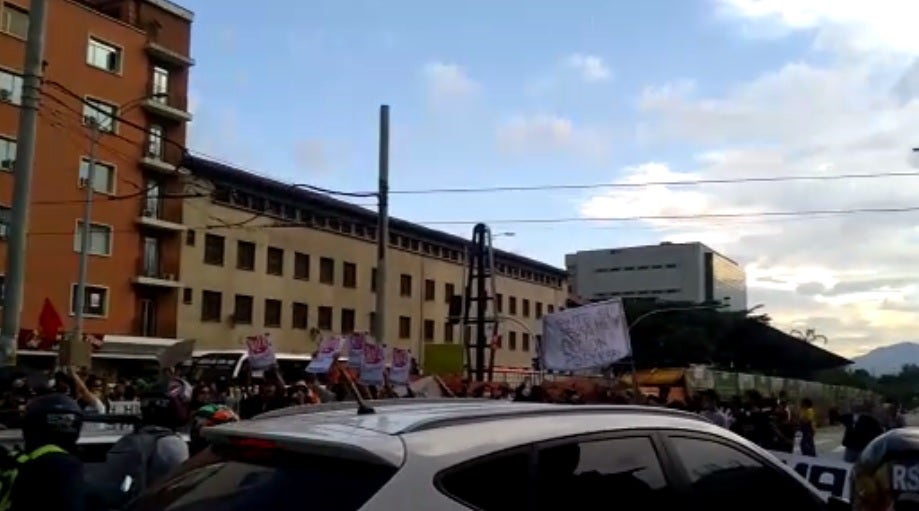 Protestas frente al comando de la Policía Metropolitana en Medellín