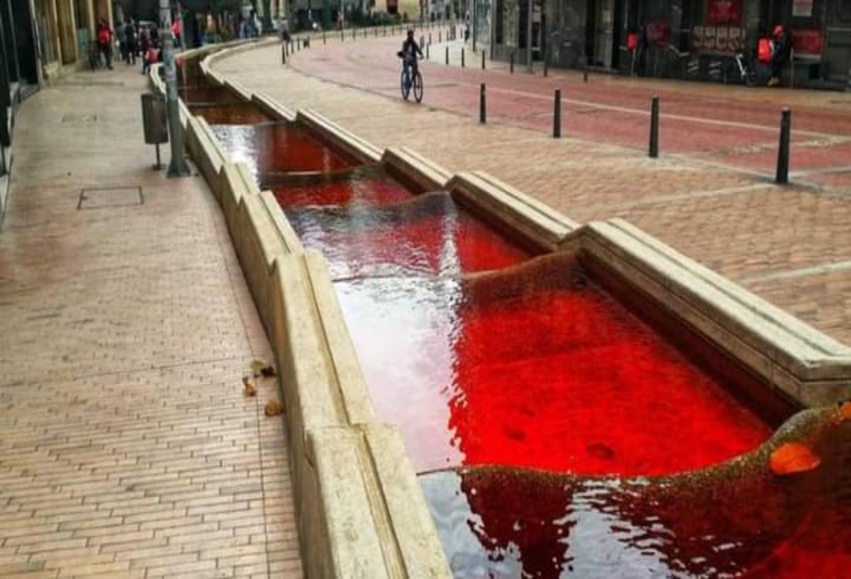Tiñen de rojo el eje ambiental de Bogotá como protesta a las masacres