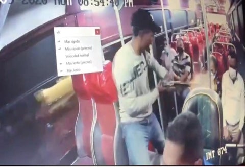 [Video] Para atracar un bus, ladrón asesino a una mujer con una changón