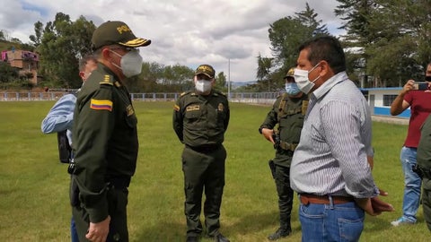 El General Vargas y el Alcalde de Buesaco dialogan previo a Consejo de Seguridad.