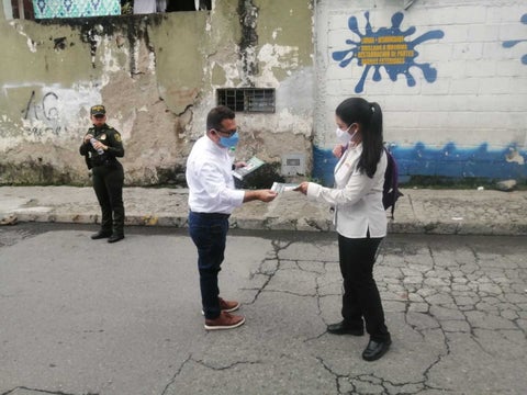 Entrega de volantes en el suroccidente de Medellín.