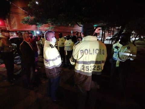 Duque vestido de policía