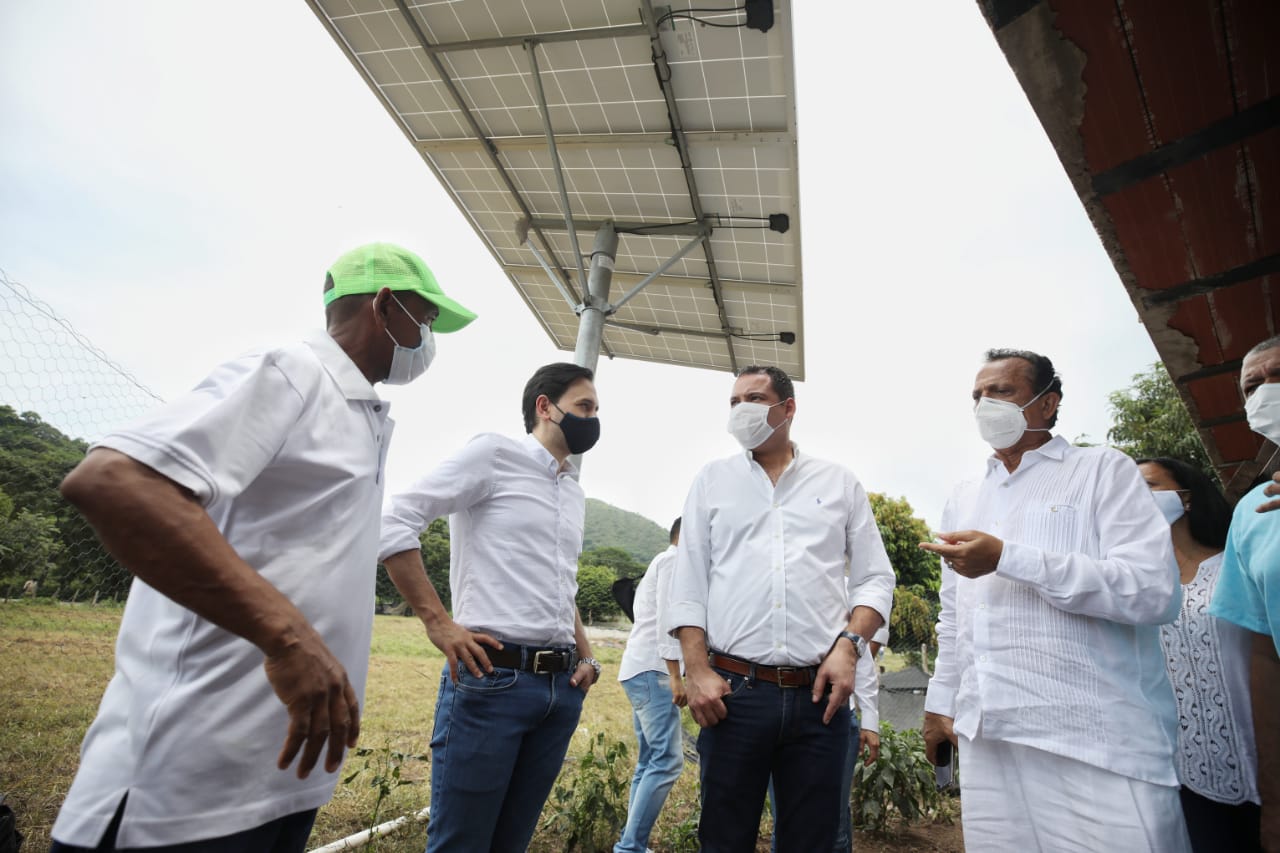 Minminas entrega paneles solares en Urumita.