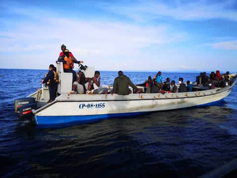 Momento del rescate de los migrantes en el Golfo de Urabá.