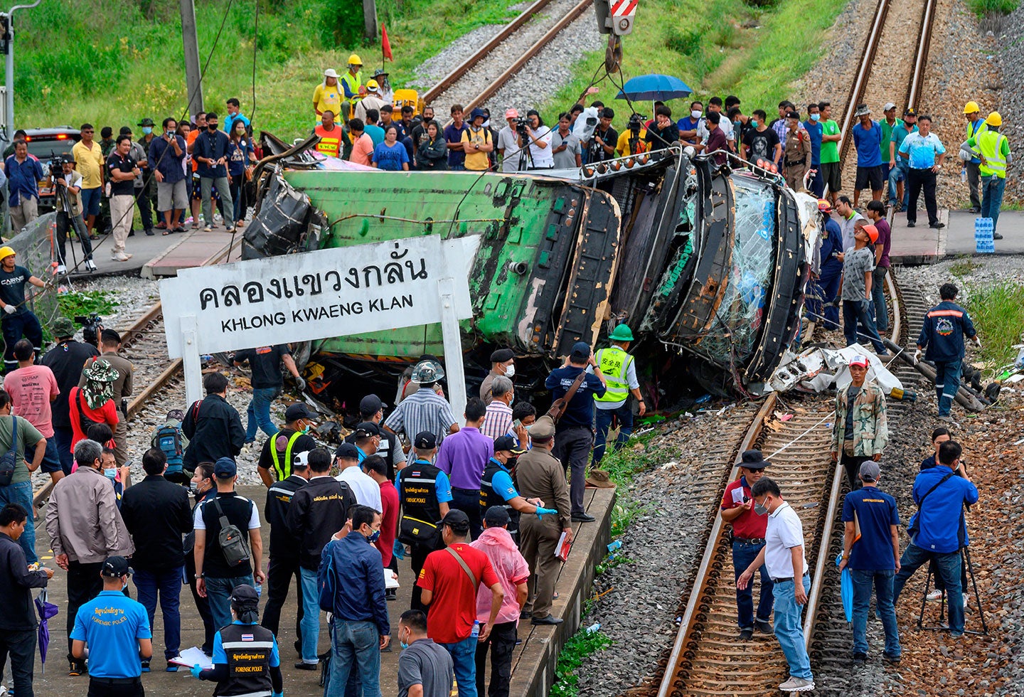 18 muertos tras choque de un tren y un autobús en Bangkok