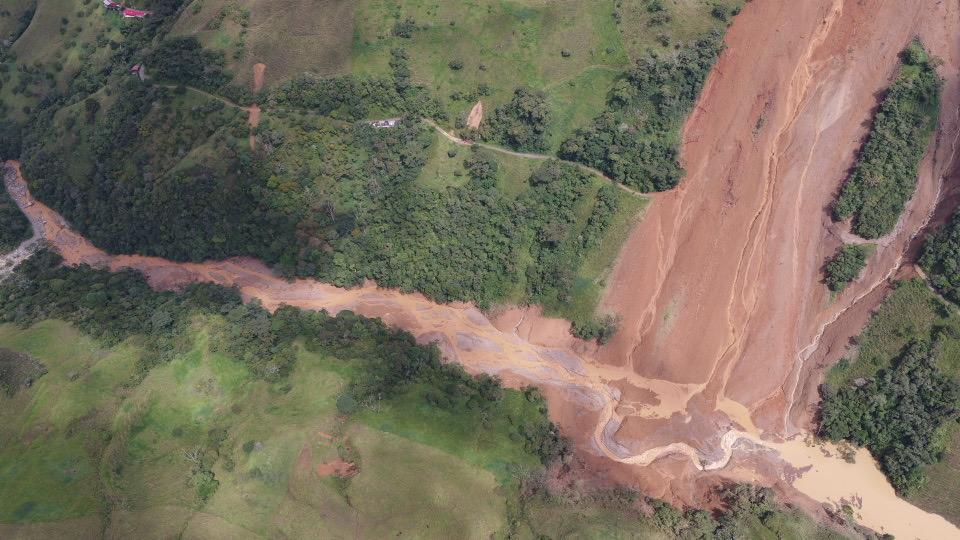 El terreno es inestable y no se han podido adelantar los trabajos de remoción del derrumbe.