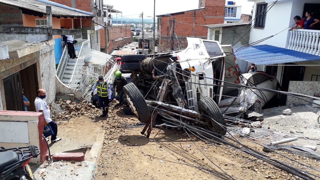 Camión se quedó sin frenos