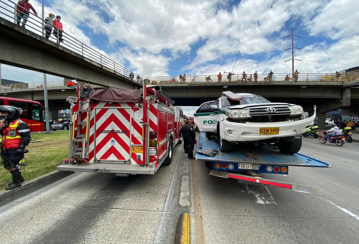 Accidente de carro de la Policía contra Transmilenio