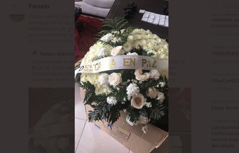 Directivos de Fecode recibieron esta corona de flores en señal de amenaza