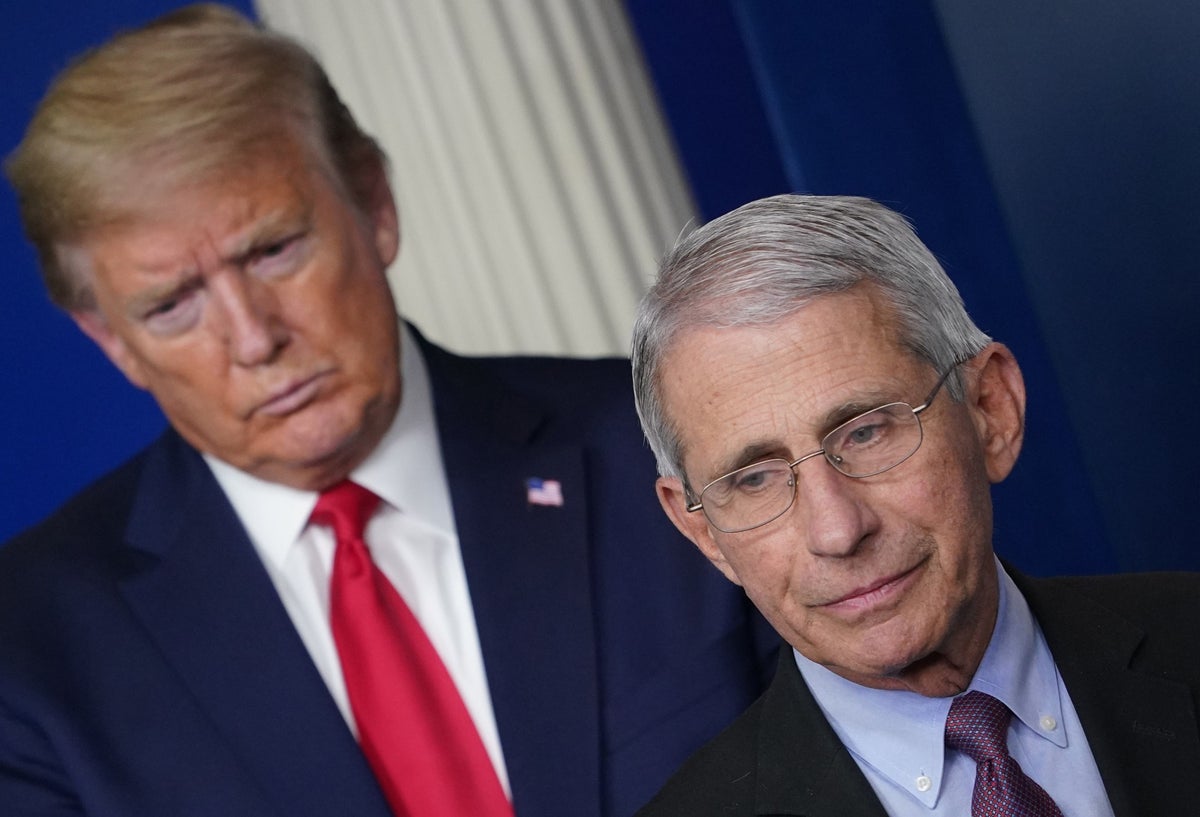 Anthony Fauci junto a Trump