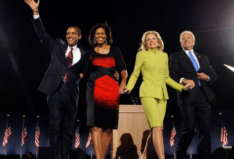 Barack Obama y Joe Biden con sus esposas en 2008