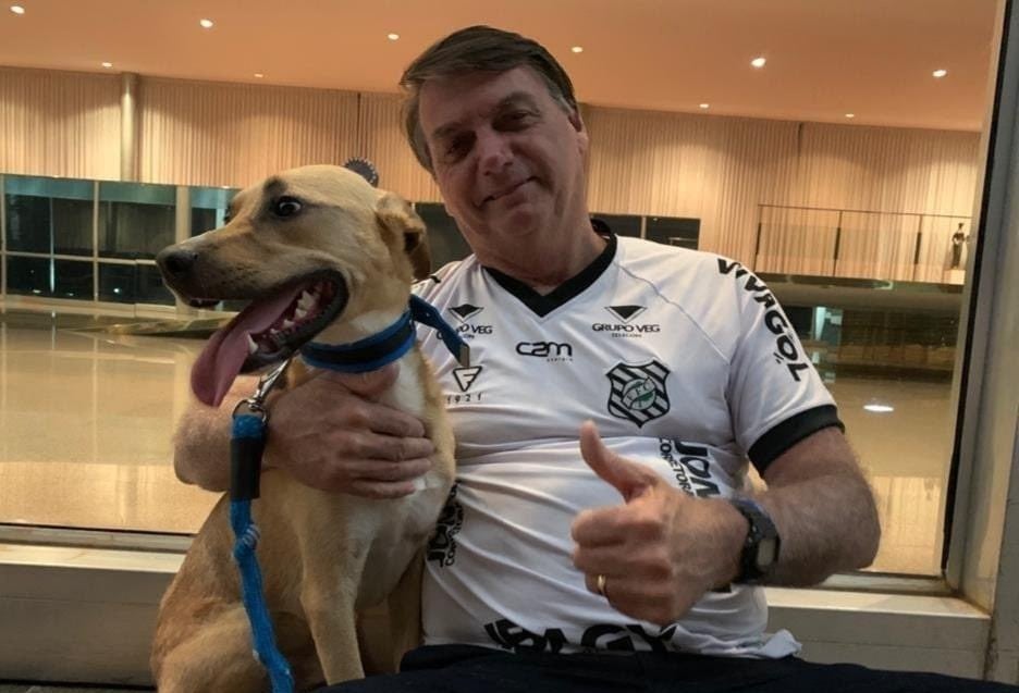 Jair Bolsonaro con su perro