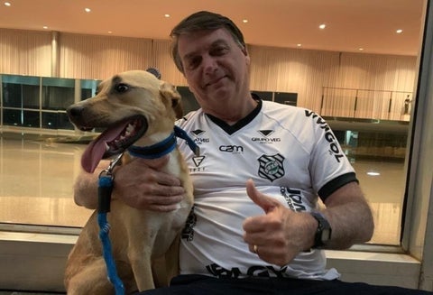 Jair Bolsonaro con su perro