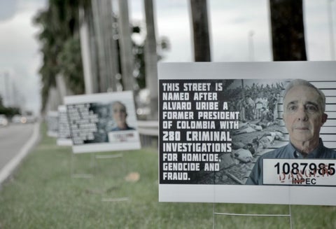 Calle de Miami con el nombre Uribe fue llenada de mensajes en su contra.