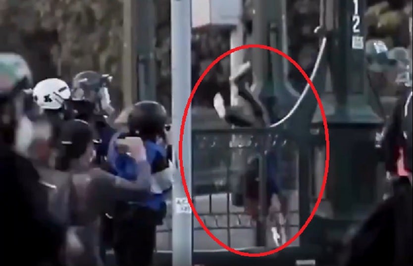A prisión policía que lanzó desde un puente a joven