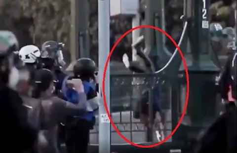 A prisión policía que lanzó desde un puente a joven