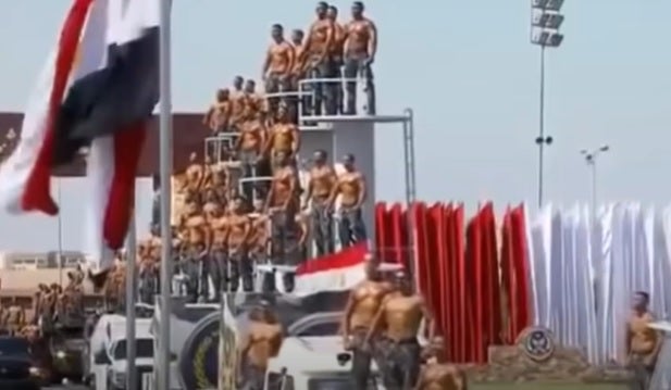 Desfile policial egipcio