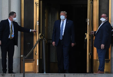 Donald Trump sale del hospital