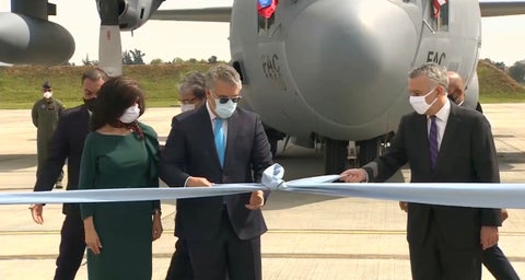 Duque recibiendo avión de EEUU