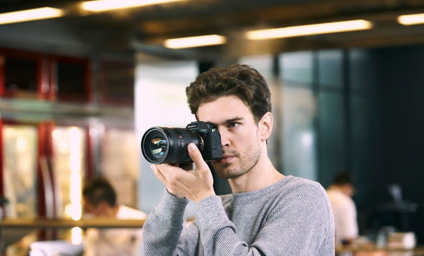 Fotógrafo con cámara profesional