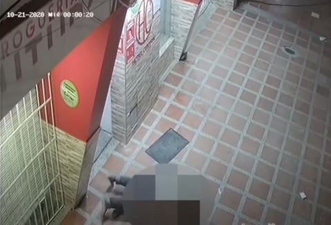 Hombre abusa sexualmente de una indigente en plena calle en la Ciénaga, Magdalena.