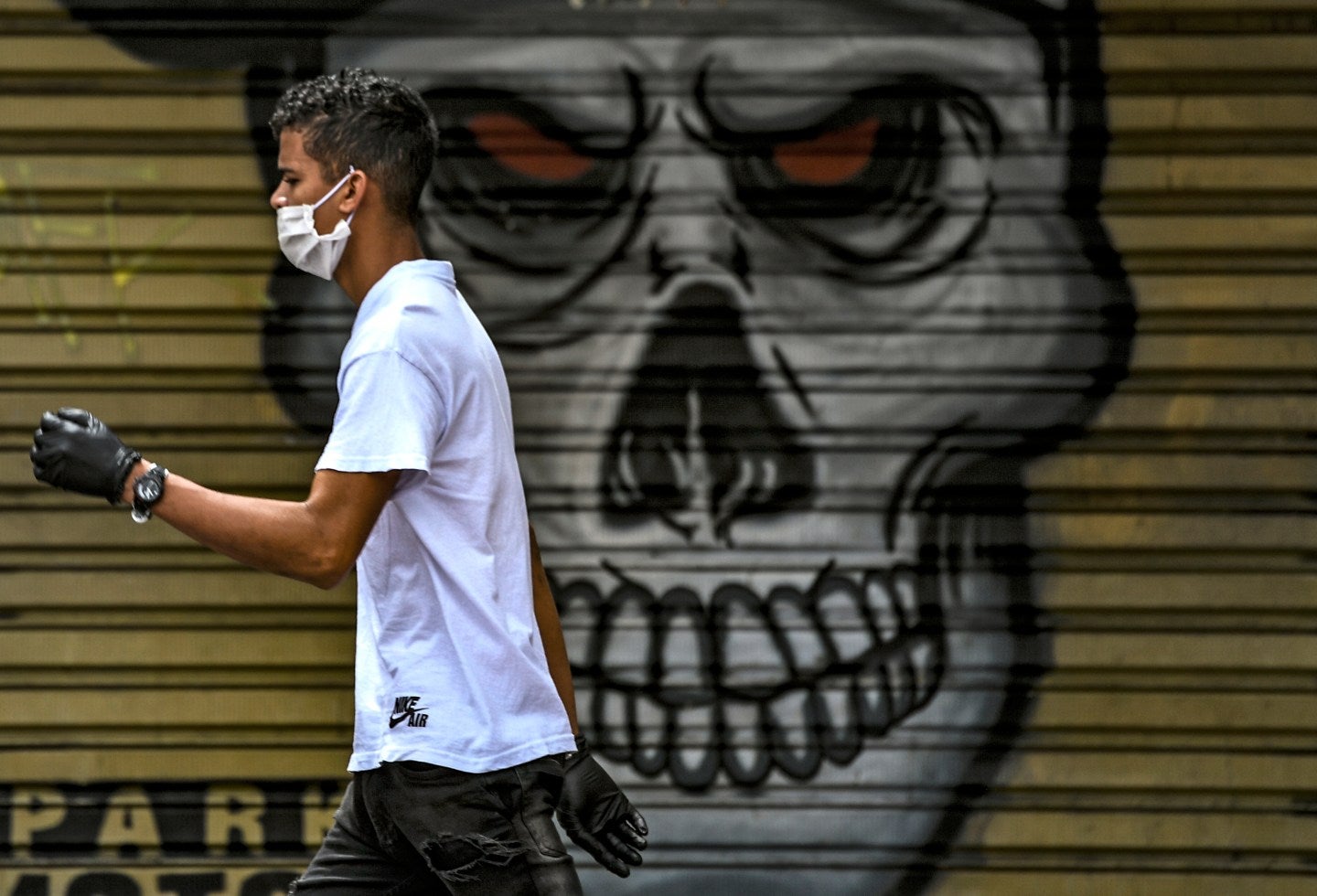 Hombre con tapabocas en Bogotá