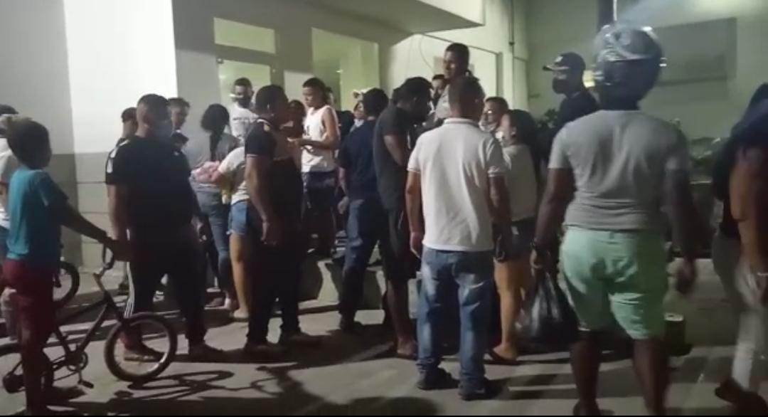 Sus allegados en las afueras del hospital.