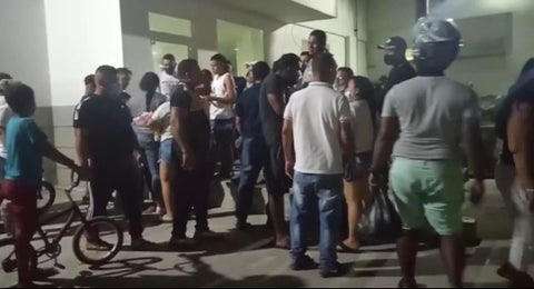 Sus allegados en las afueras del hospital.