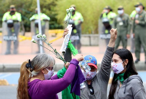 Plantón de mujeres en Bogotá contra abuso policial