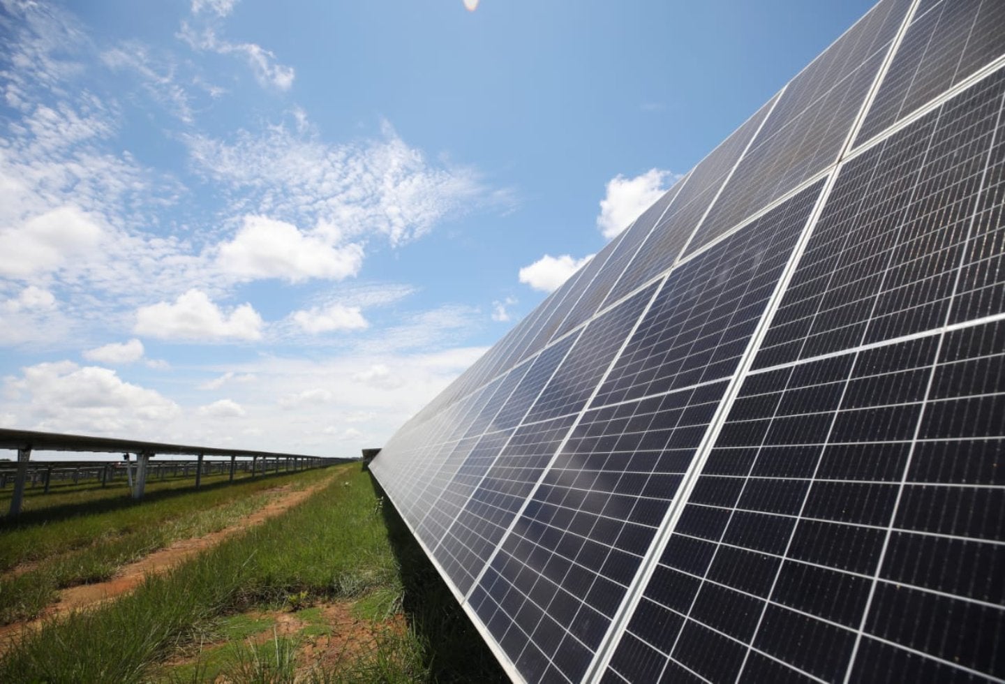 Inauguran nueva planta de energía solar en Colombia en el Meta