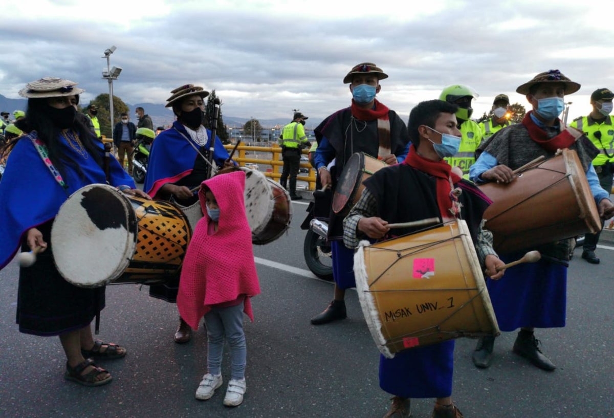 Indígenas protestan en el aeropuerto El Dorado de Bogotá