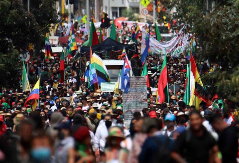 Recorrido por el centro de Bogotá de La minga indígena y llegada a la Plaza de Bolívar