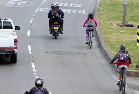 La dura realidad que sufren los ciclistas en Bogotá