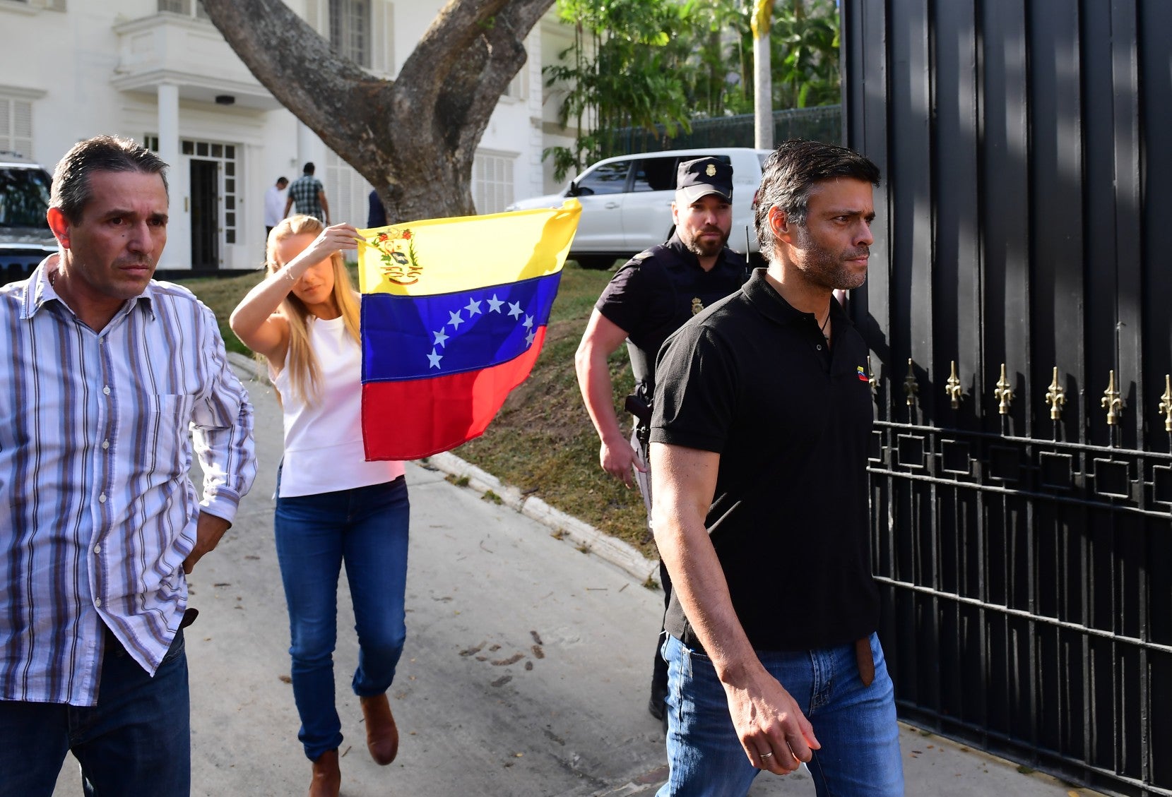 Leopoldo López fuera de la embajada española en Caracas