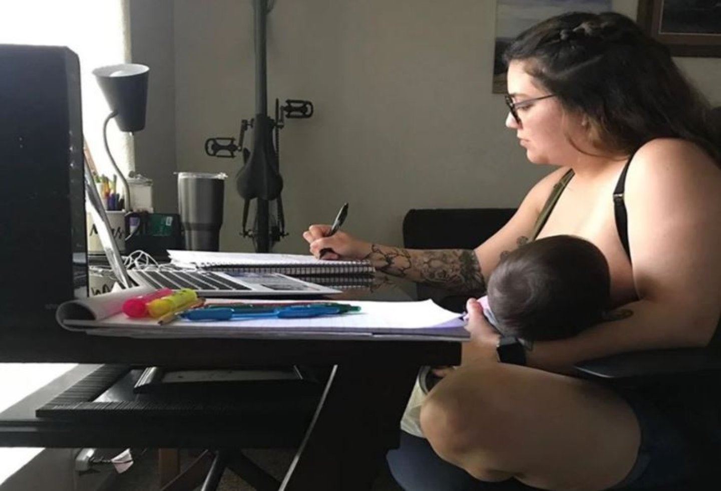 Profesor de EU prohíbe a alumna amamantar a su bebé durante su clase en línea