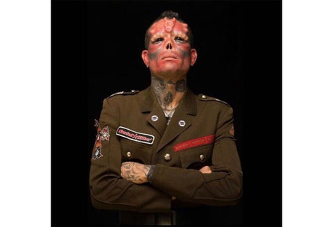 Hombreó se opera para ser como Red Skull, el malo de Capitán América