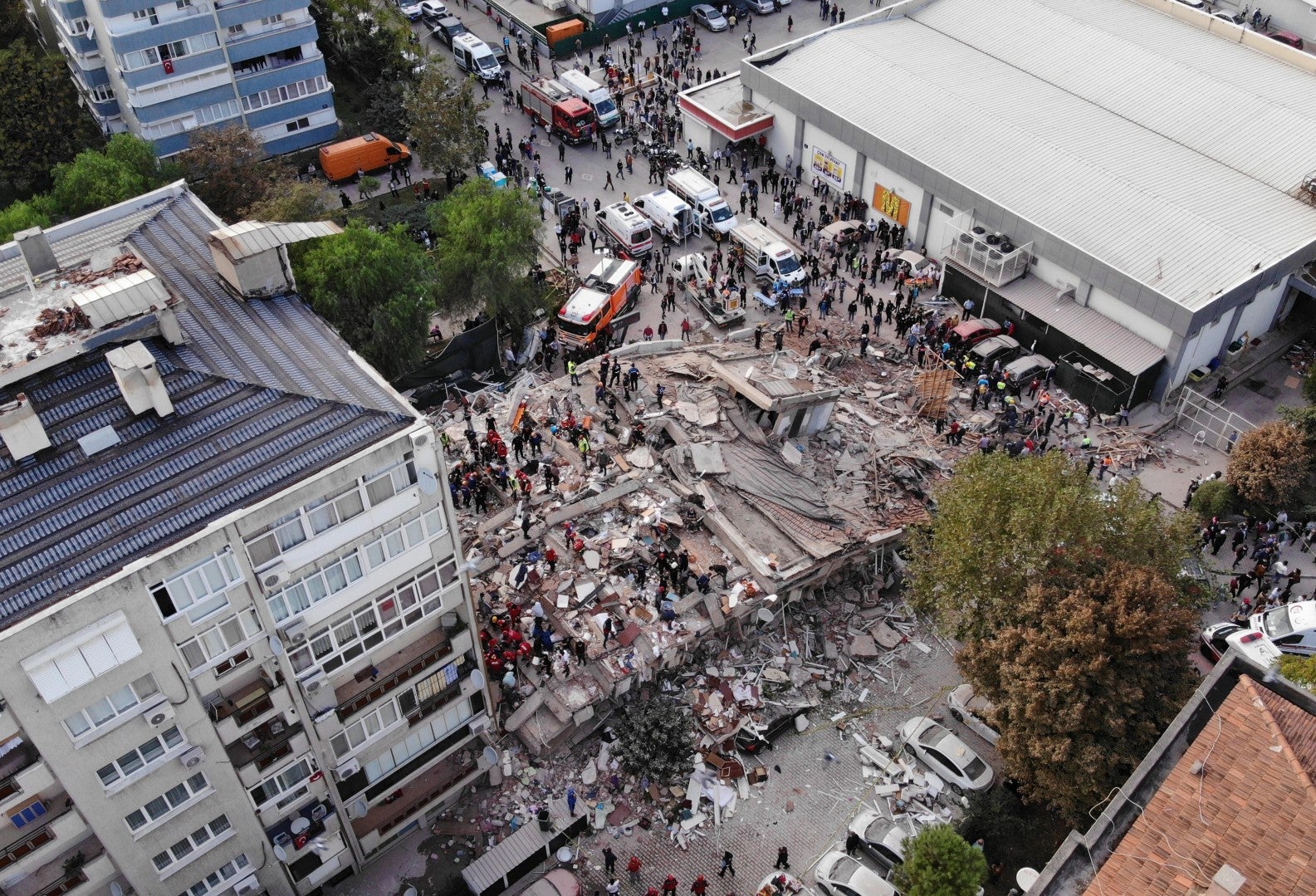 [Fotos] Terremoto en Turquía momento en que se desploma un edificio