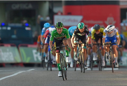 Varios grupos de corredores mostraron su inconformismo con la decisión de los comisarios.